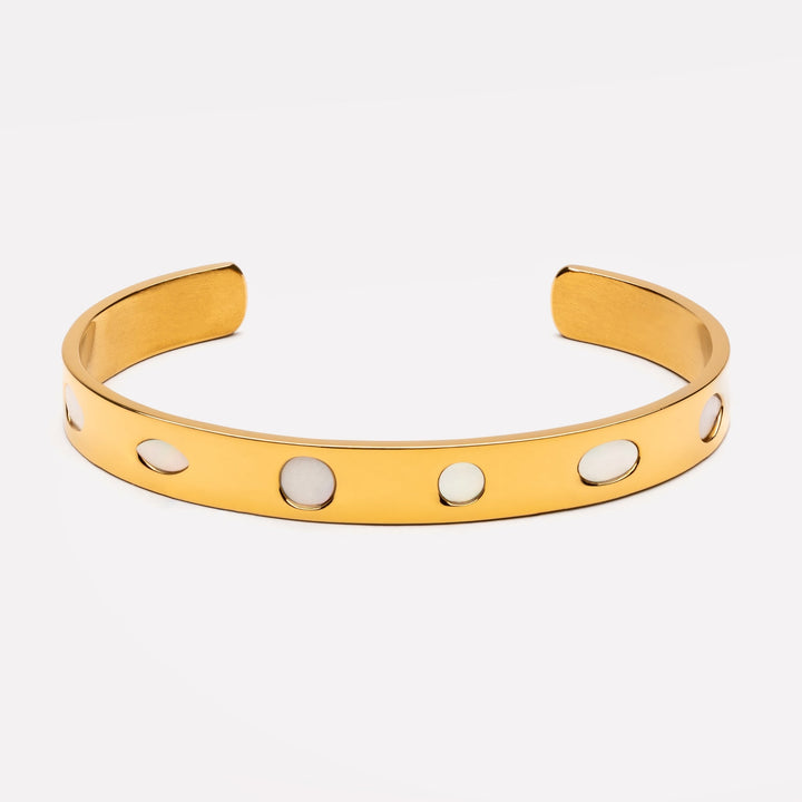 Goldfarbener Edelstahl Armreif für Damen mit Perlmutt-Segment, minimalistisch & elegant.