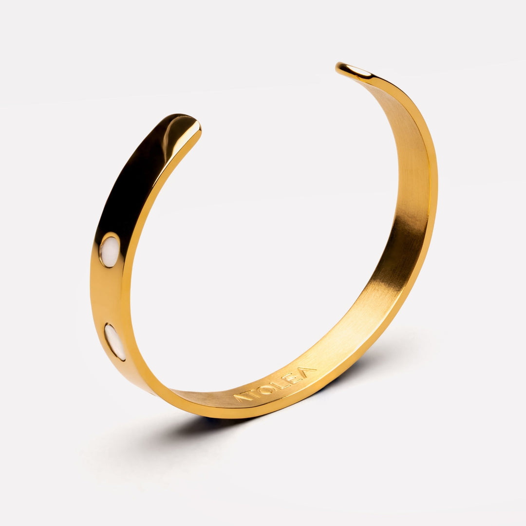 Moderner Damen Armreif in Gold mit Perlmutt, aus hypoallergenem Edelstahl. Zeitloser & vielseitiger Schmuck.