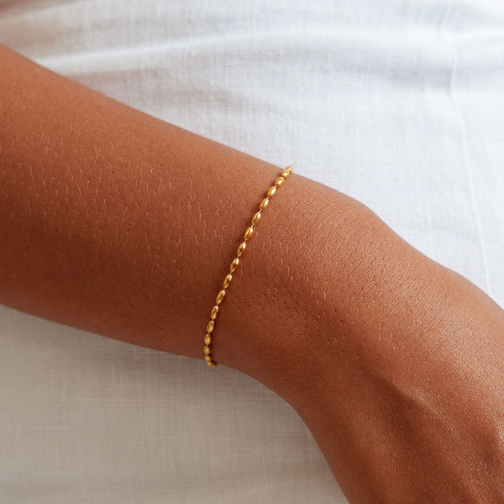 Elegantes Damen Gold Pebble Armband aus wasserfestem Edelstahl, minimalistisch & hypoallergen.