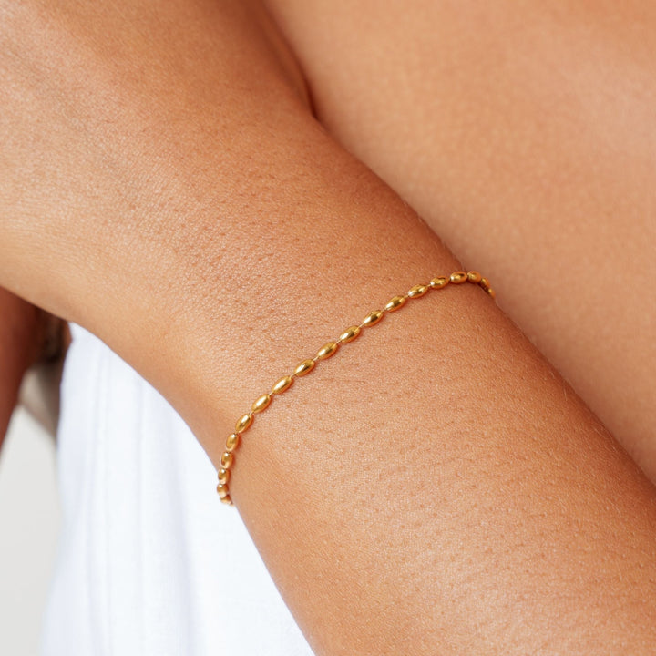 Minimalistisches Gold Pebble Armband für Damen. Verstellbarer, wasserfester Edelstahlschmuck für Alltag & Eleganz.