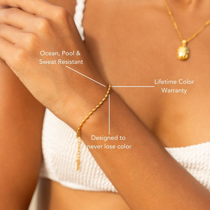 Zeitloses Damen Gold Pebble Armband. Eleganter, wasserfester Edelstahlschmuck, verstellbar für den Alltag.