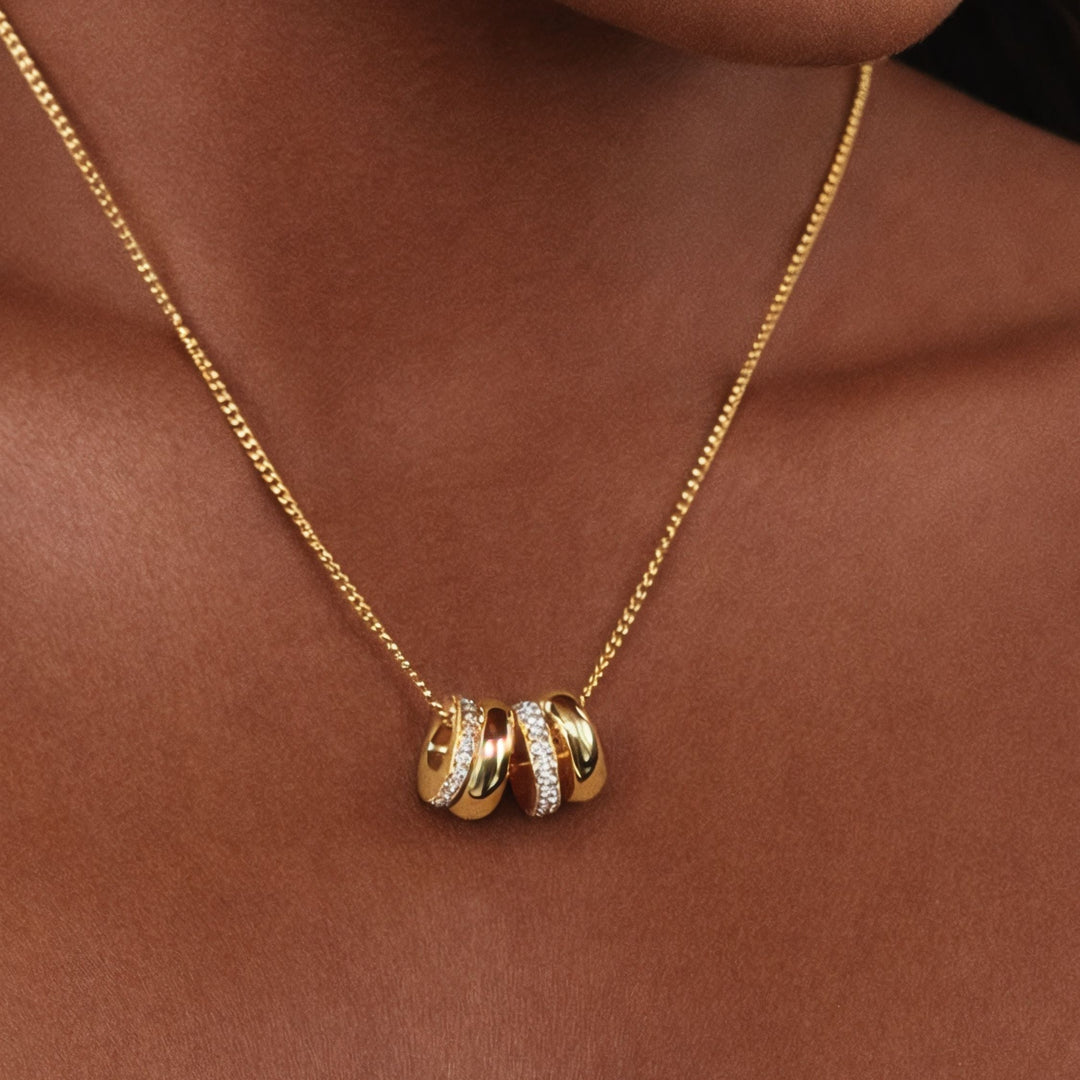 Elegante Damen Halskette mit glänzenden Zirkon-Anhängern, wasserfest & hypoallergen aus Edelstahl.