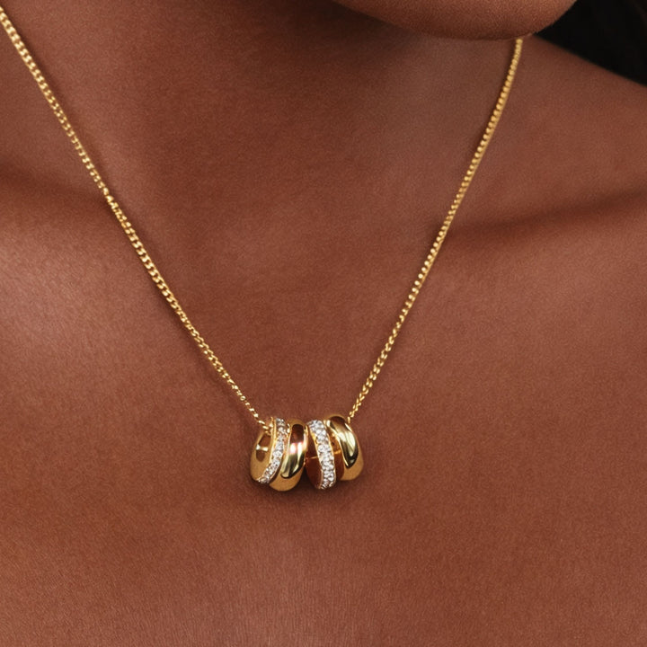 Elegante Damen Halskette mit glänzenden Zirkon-Anhängern, wasserfest & hypoallergen aus Edelstahl.