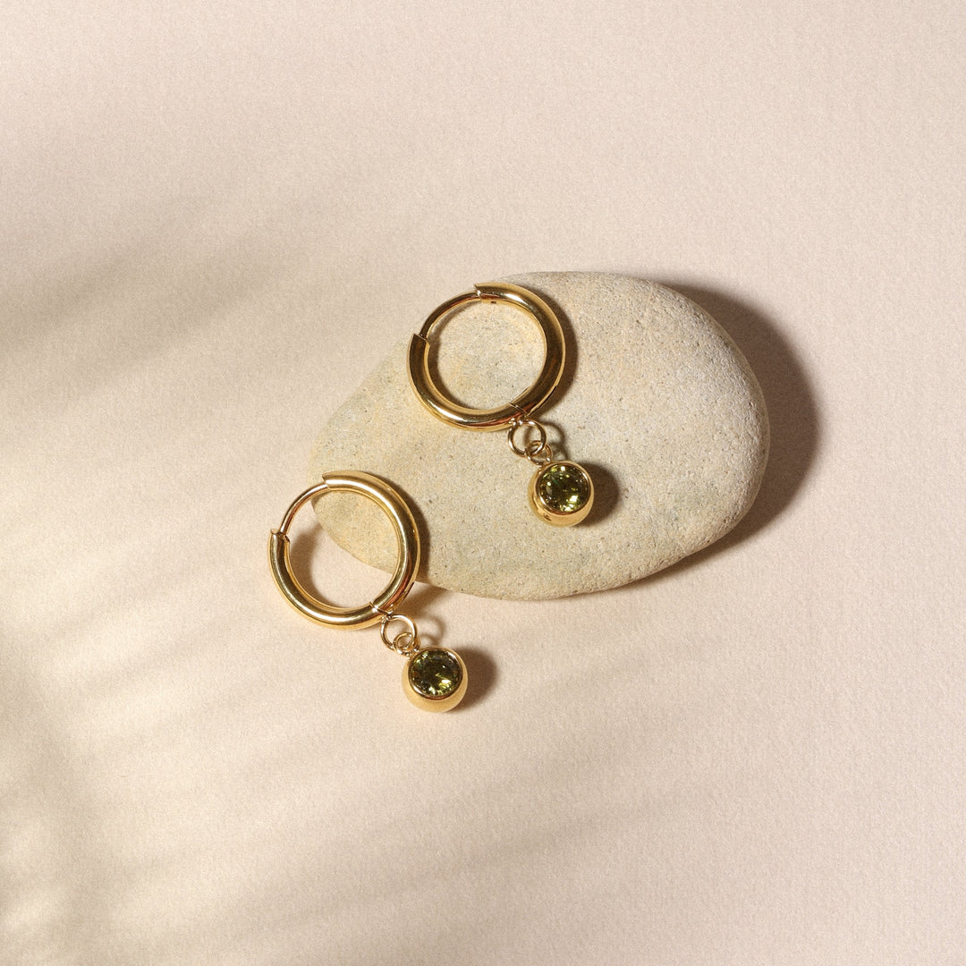 Moderne Damen Creolen in Gold mit persönlichem Geburtsstein Anhänger. Edelstahl Schmuckstück.
