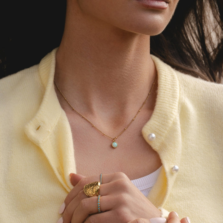 Goldene Damen-Opalhalskette am Hals einer Frau, perfekt für elegantes Layering, wasserfester Edelstahlschmuck.
