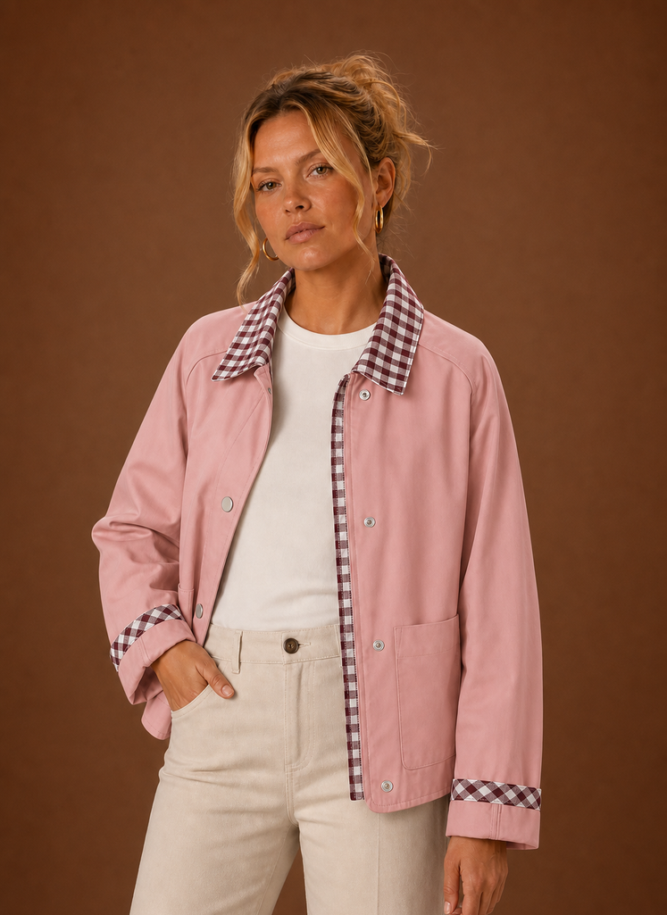 Robuste Damen Fieldjacke, karierter Kragen, praktische Freizeitjacke für draußen.
