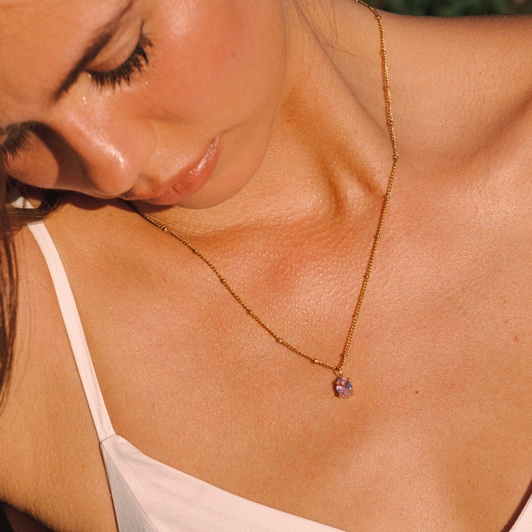 Modische Damen Goldhalskette mit rosa CZ Anhänger, langlebig und hypoallergen aus Edelstahl.