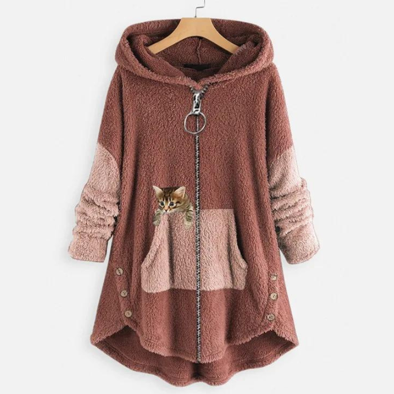 Frau trägt warmen, kuscheligen Damen Winter Hoodie. Bequeme Passform für gemütliche Tage.