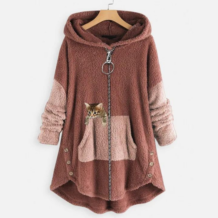 Frau trägt warmen, kuscheligen Damen Winter Hoodie. Bequeme Passform für gemütliche Tage.