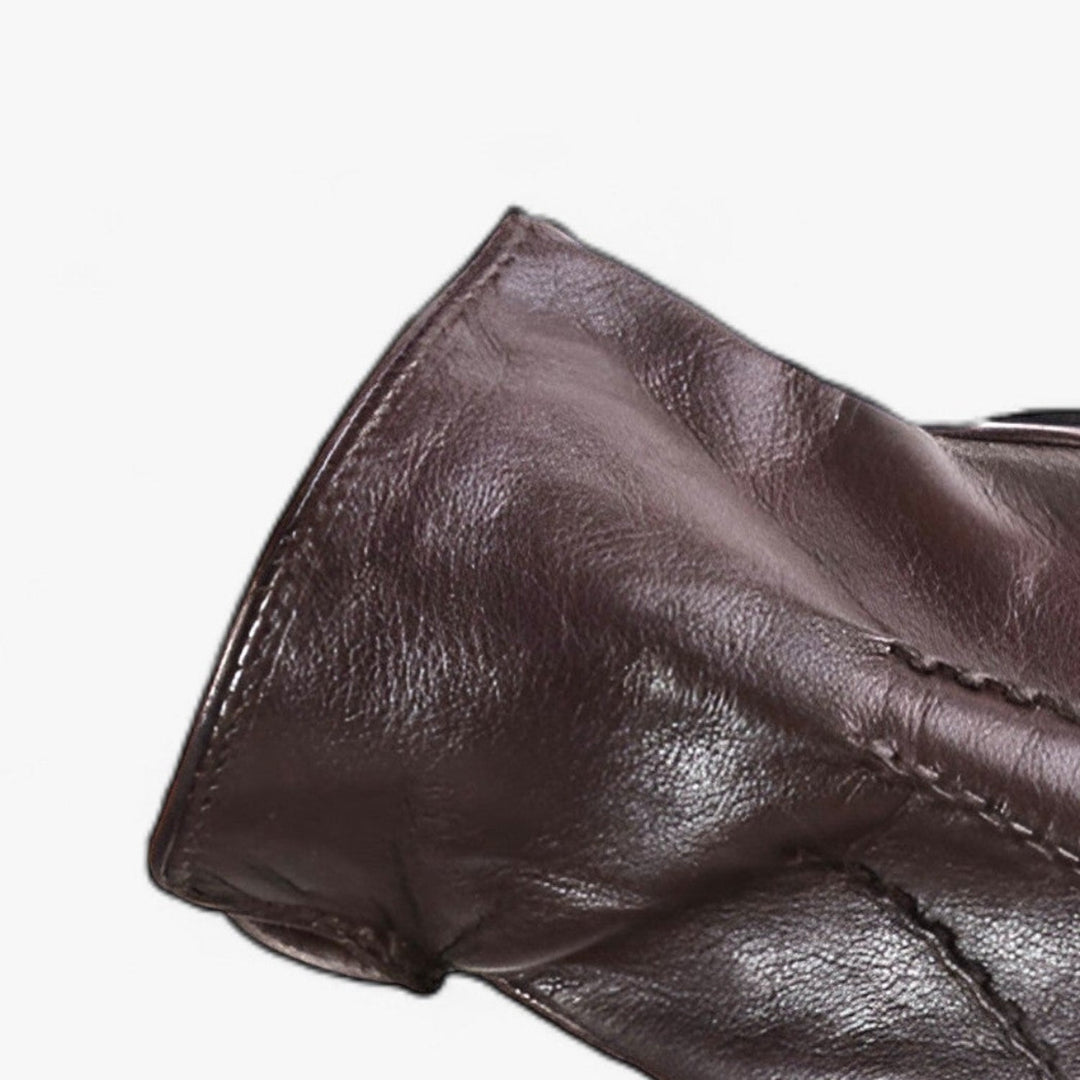 Paar Herren Winterhandschuhe mit Wellenstruktur in Schwarz und Dunkelbraun. Stilvolle Alltagshandschuhe für Herbst & Winter.