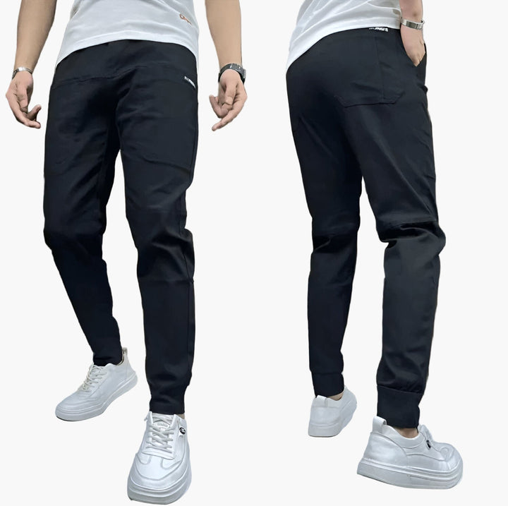 Schwarze Herren Slim-Fit Jogginghose, sportlich & modern, ideal für Freizeit, Training und Streetwear.