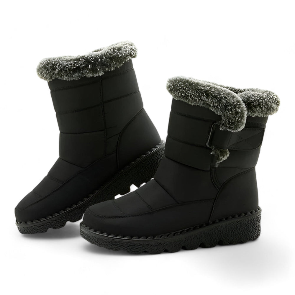 Detailansicht: Klettverschluss an warmen, schwarzen Damen Winterstiefeln, ideal als bequeme Schneestiefel.