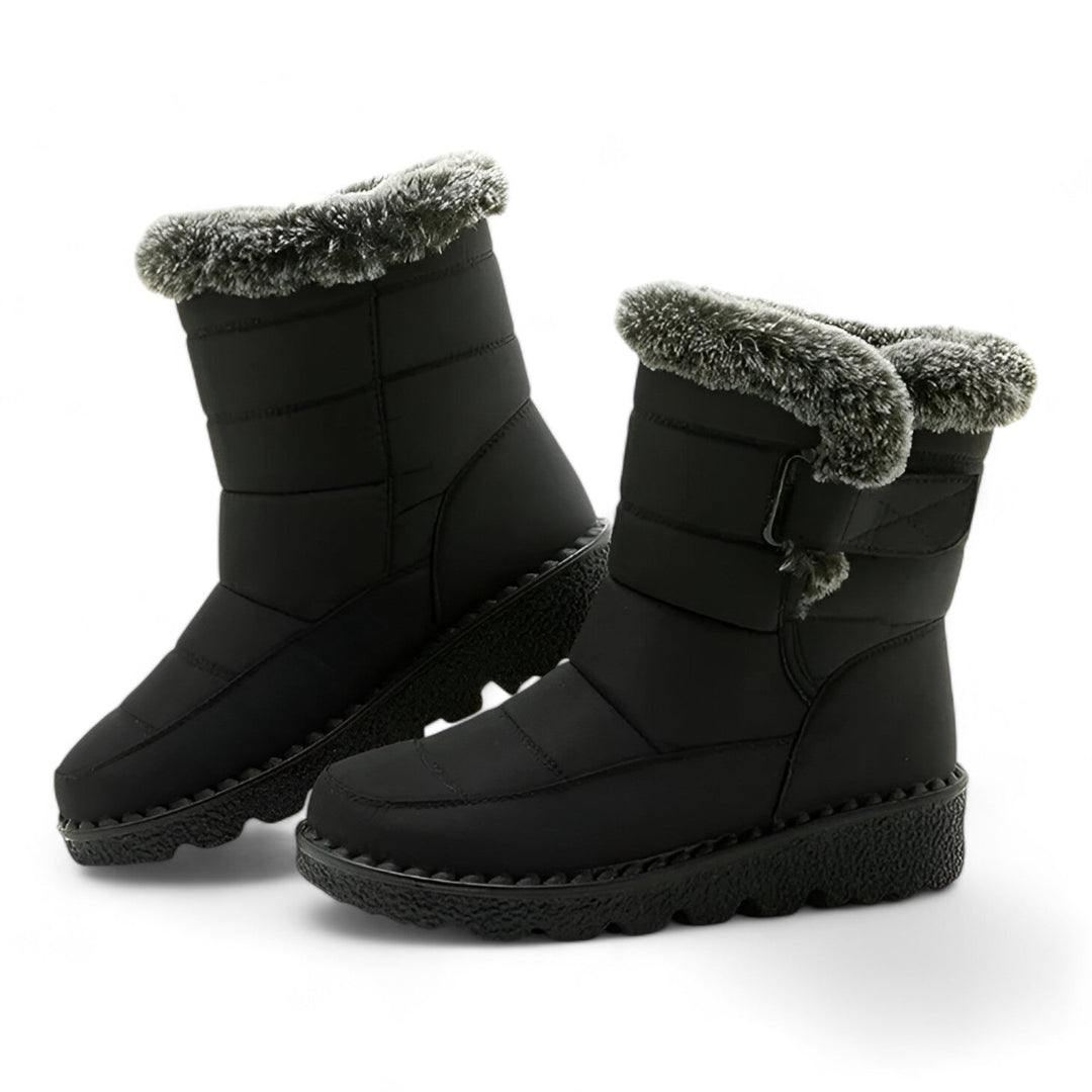 Detailansicht: Klettverschluss an warmen, schwarzen Damen Winterstiefeln, ideal als bequeme Schneestiefel.