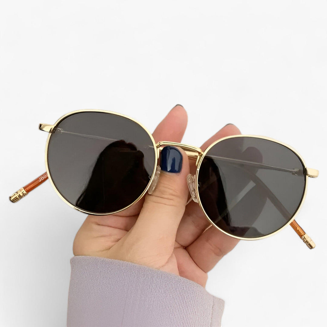 Damen & Herren Sonnenbrille mit runden Gläsern. Zeitloses Design, leichte Passform, kompletter UV-Schutz.