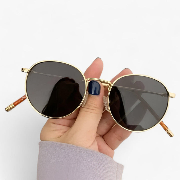 Damen & Herren Sonnenbrille mit runden Gläsern. Zeitloses Design, leichte Passform, kompletter UV-Schutz.