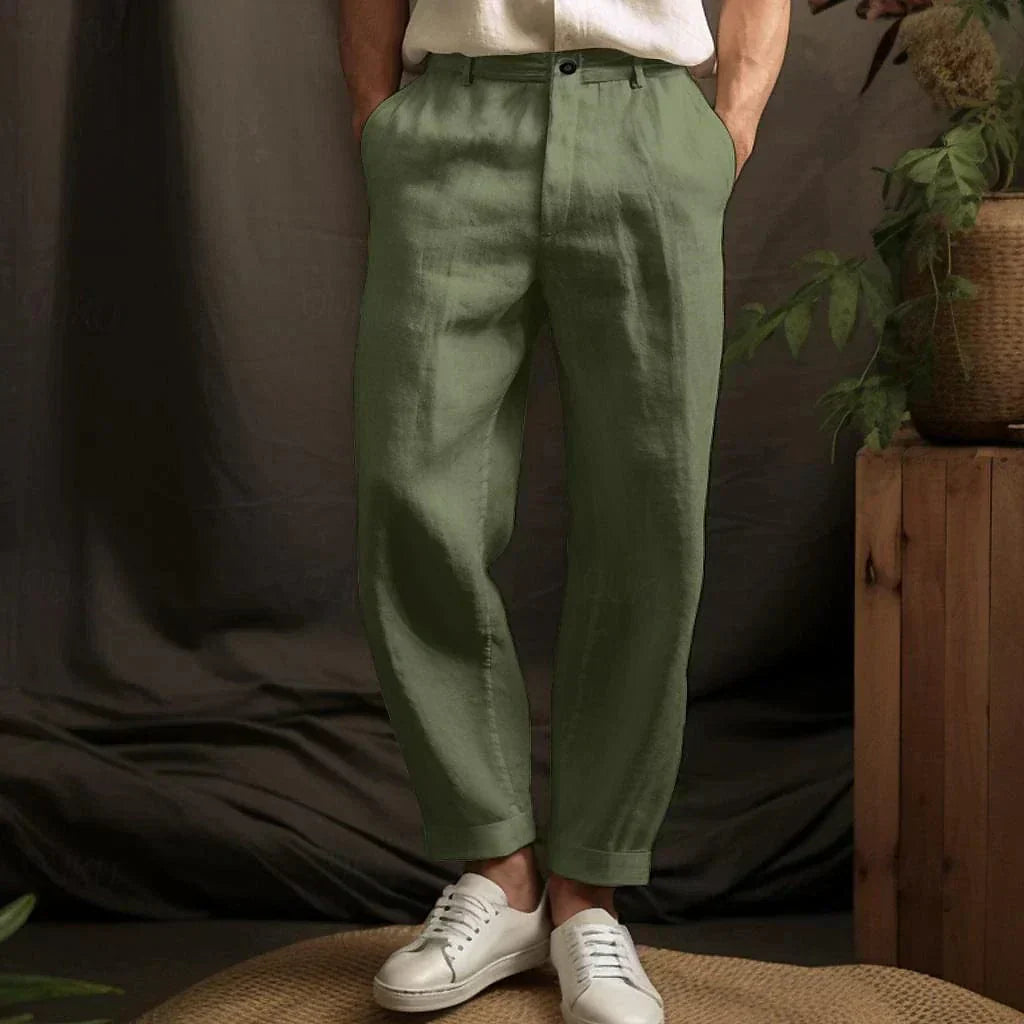 Hochwertige Herrenmode: Moderne Fashion Chinohose mit lockerem Schnitt. Bequeme Alltagshose, stylisch & elegant.