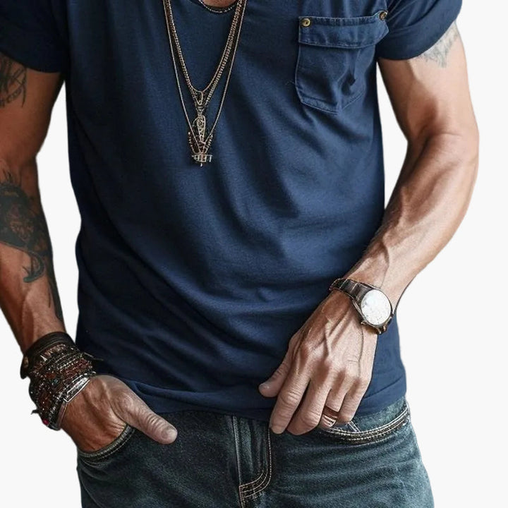 Junger Mann in lässigem Herren-T-Shirt mit V-Ausschnitt & Brusttasche, aktiv im Freien, ideal für Freizeit & Alltag.