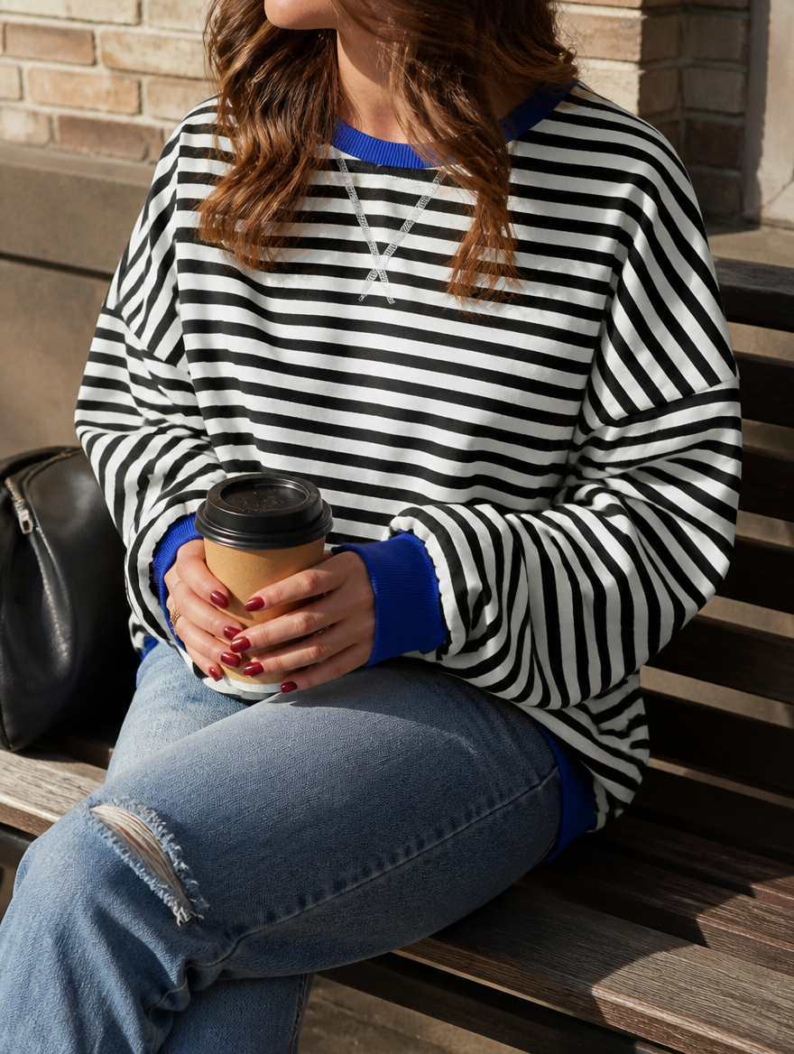 Bequemes Casual Damen Sweatshirt, bunt gestreift, Oversize-Passform und Rundhals.