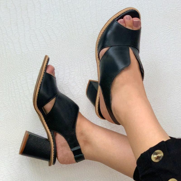 Freizeitschuhe Selina: Elegante Damen Ledersandalen mit Absatz, Schnalle & Komfortfußbett.
