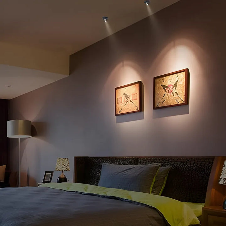 Schwenkbarer LED-Spotlight beleuchtet Details, drahtlos, dimmbar, perfekt für fokussierte Akzentbeleuchtung.