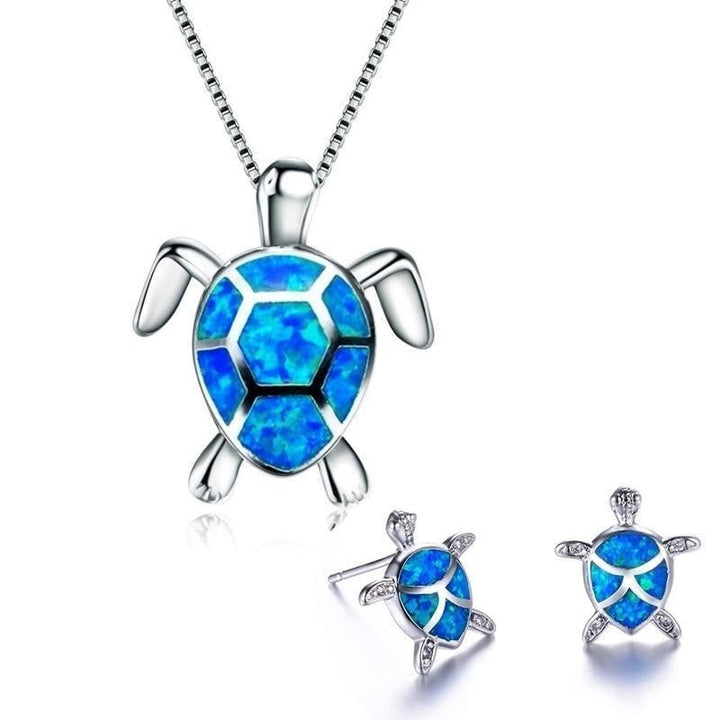Exquisites Schildkröten Schmuckset für Damen. Sterlingsilber Halskette & Ohrringe mit funkelndem Opal – Meerestiere Design.