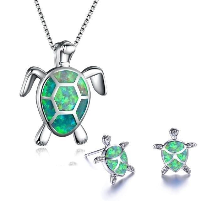 Nahaufnahme des Schildkröten Schmucksets. Opalfarbene Halskette & Ohrringe aus Sterlingsilber, elegantes Meerestier Design.