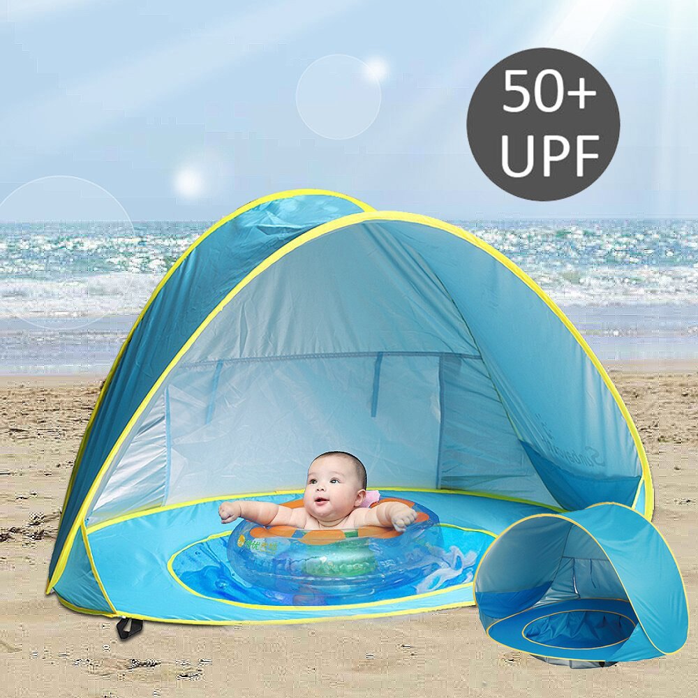 Blaues Pop-up Baby-Strandzelt mit integriertem Planschbecken bietet Sonnenschutz für Kinder.