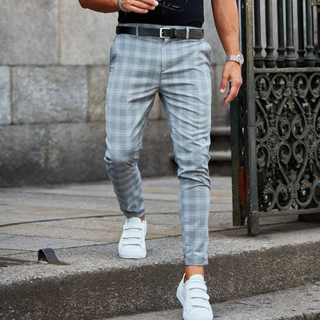 Herren-Business-Karohose im Slim-Fit für den Herbst, perfekt für einen eleganten Smart Casual oder Freizeit-Look.