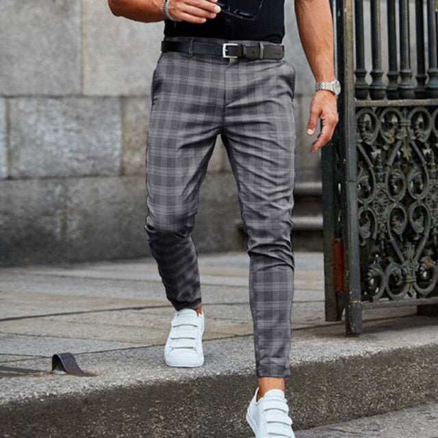 Moderne Herren-Slim-Fit-Karohose mit schmal zulaufendem Bein, perfekt für Business & Smart Casual im Herbst.