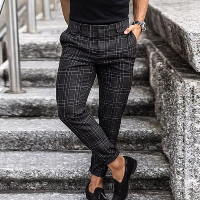 Stylische Herren-Slim-Fit-Hose mit Karomuster und schmal zulaufendem Bein, eine trendige Wahl für den Herbst.