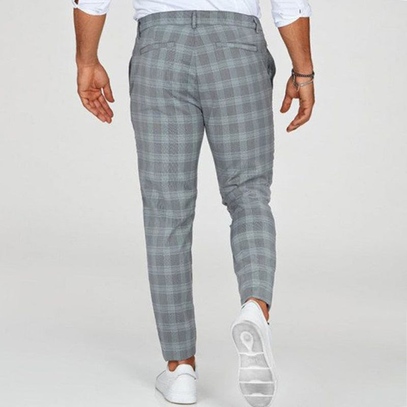 Bequeme Herrenhose mit Karomuster, schmal geschnitten, ideal für Herbst Business, Smart Casual oder Freizeitmode.