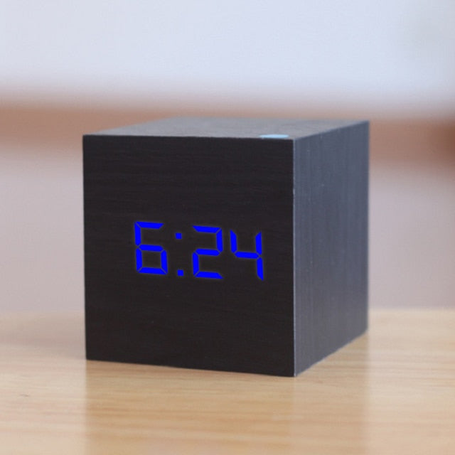 Moderner digitaler LED Wecker, zeigt Uhrzeit, Datum und Temperatur. Ideal als Tischuhr für jedes Zimmer.