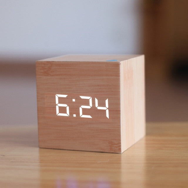 Eleganter digitaler LED Wecker auf einem Bürotisch, mit Temperaturanzeige und minimalistischem Design.