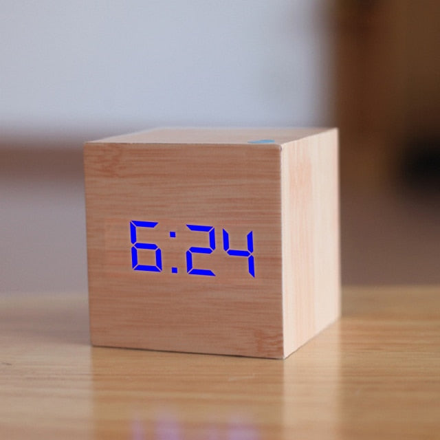 Batteriebetriebener digitaler LED Wecker im Würfeldesign, mit USB-Anschluss und klarer Zeitanzeige.