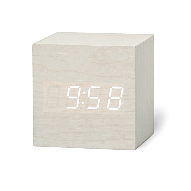 Digitaler LED Alarmwecker mit Datum, Zeit und Temperatur. Modernes, funktionales Design für Schreibtisch oder Regal.