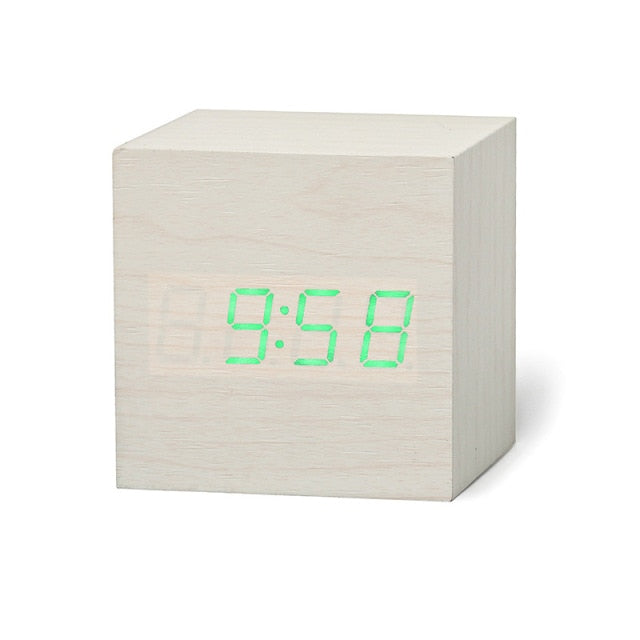 Heller digitaler LED Wecker, leuchtende Anzeige von Zeit und Datum. Vielseitige Tischuhr für Büro & Schlafzimmer.