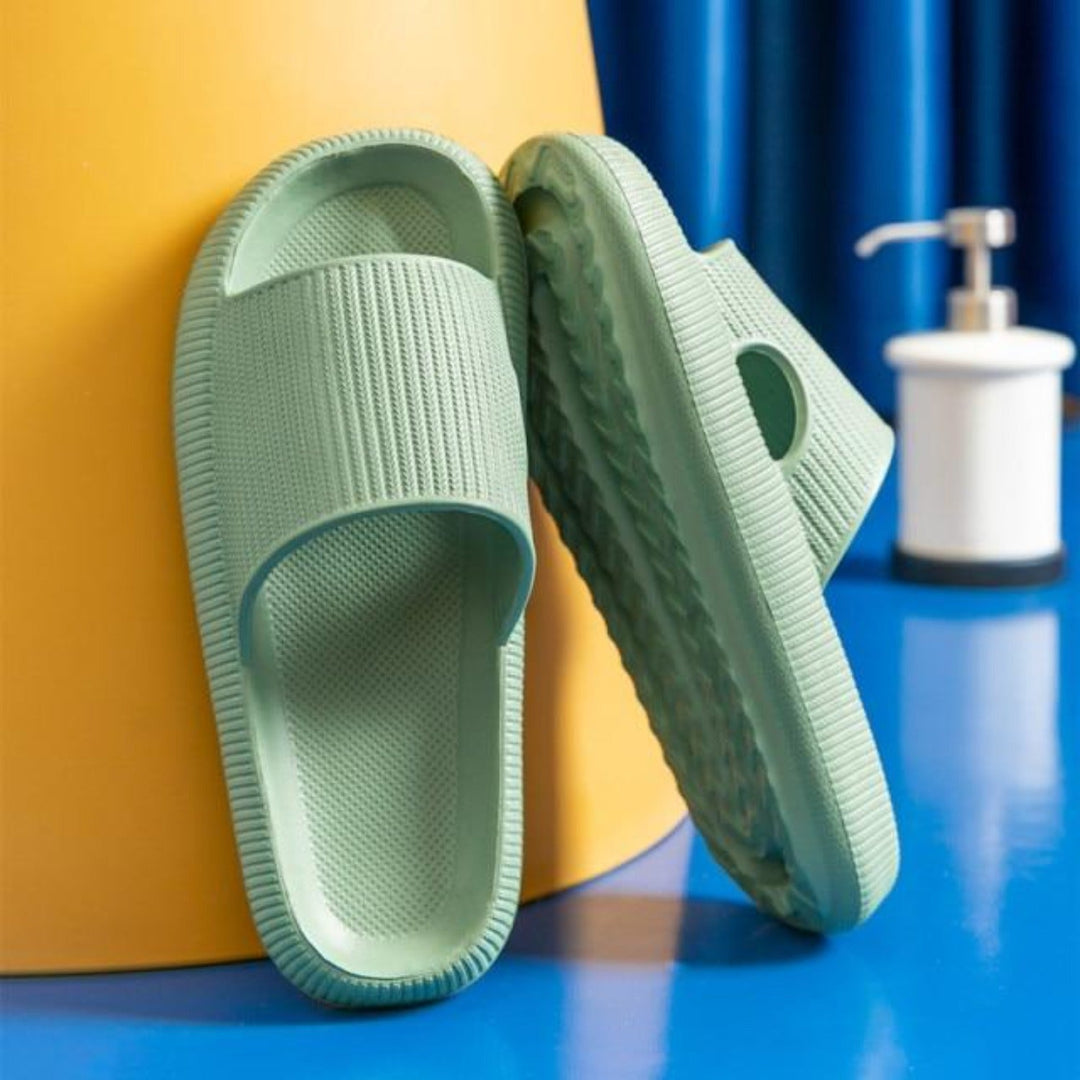 Nahaufnahme: Elegante Damen Sandalen mit weicher Sohle und Schlupfdesign, ideal für sommerliche Looks und Anlässe.