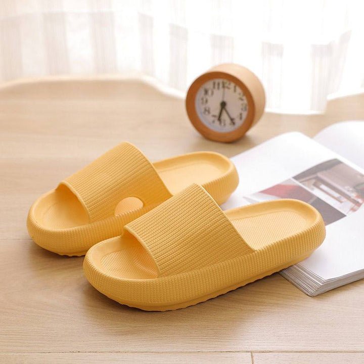 Leichte Schlupf-Sandalen für Damen mit weicher Sohle und modernem Design; perfekt für heiße Sommertage.