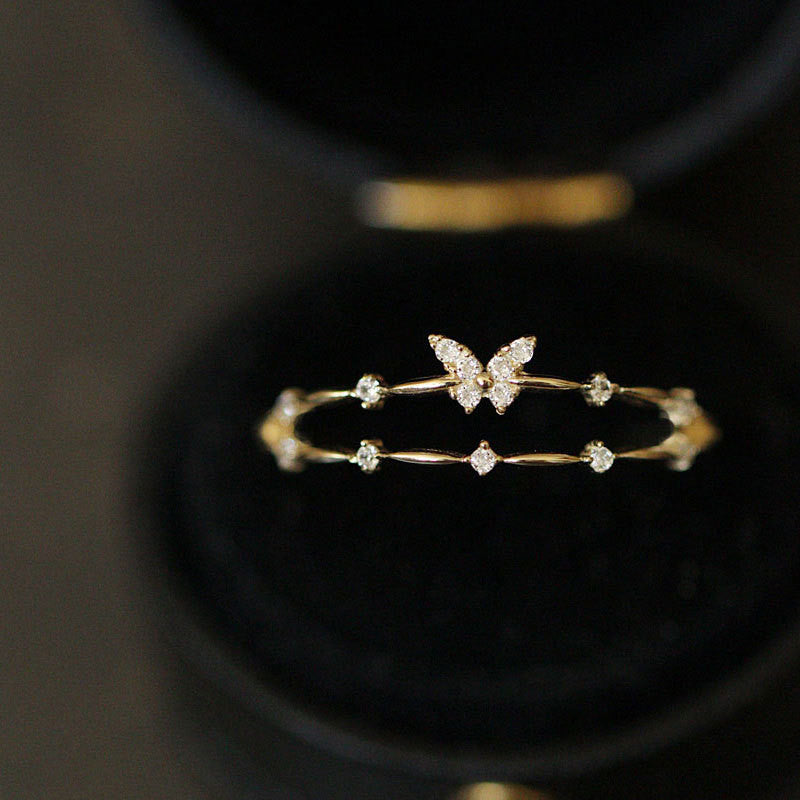 Nahaufnahme: Hochwertiger Damen-Schmetterlingsring aus Sterlingsilber, mit Zirkonia-Akzenten, größenverstellbar.