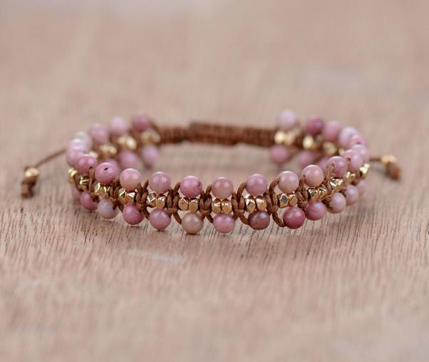 Handgefertigtes Damen Rhodonit Armband, fördert Herzenergie & emotionale Harmonie. Idealer Edelsteinschmuck.
