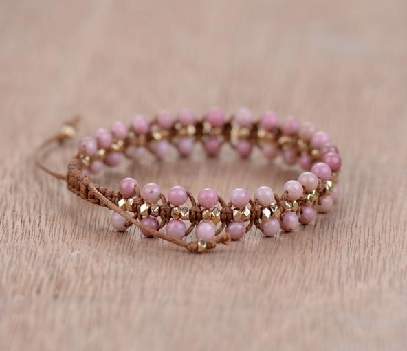 Verstellbares Rhodonit-Armband für Frauen am Handgelenk, symbolisiert emotionale Balance und Herzöffnung.
