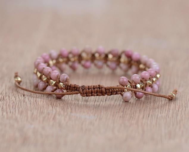 Exklusives Rhodonit Edelsteinarmband für Damen, perfekt als Geschenk, bringt innere Ruhe & positive Energie.