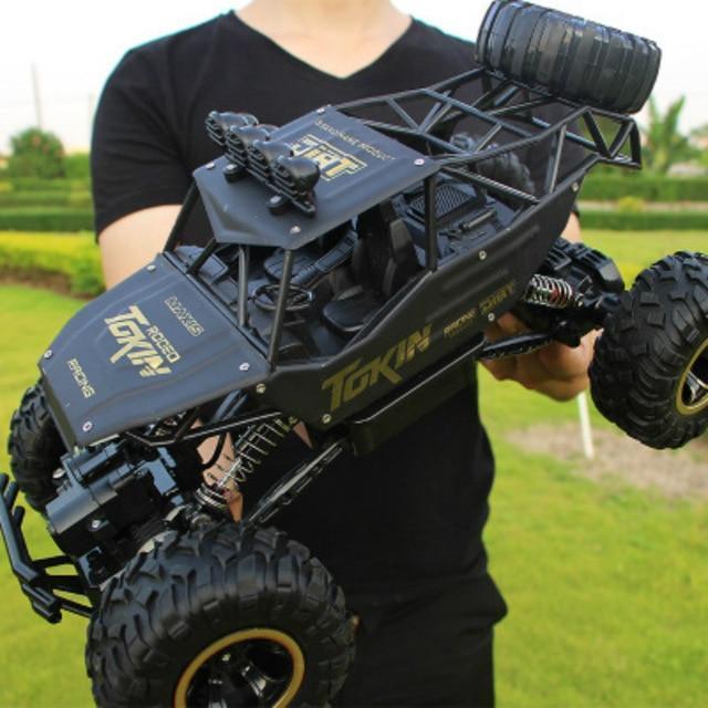 Ferngesteuerter RC Rockcrawler Monstertruck bezwingt Felsen, 4WD Outdoor Geländefahrzeug für Kinder & Action.