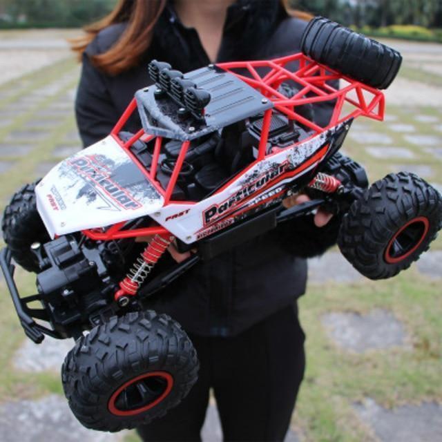 Geländegängiger, robuster 4x4 RC-Monstertruck für packenden Offroad-Fahrspaß. Ferngesteuertes Spielzeug.