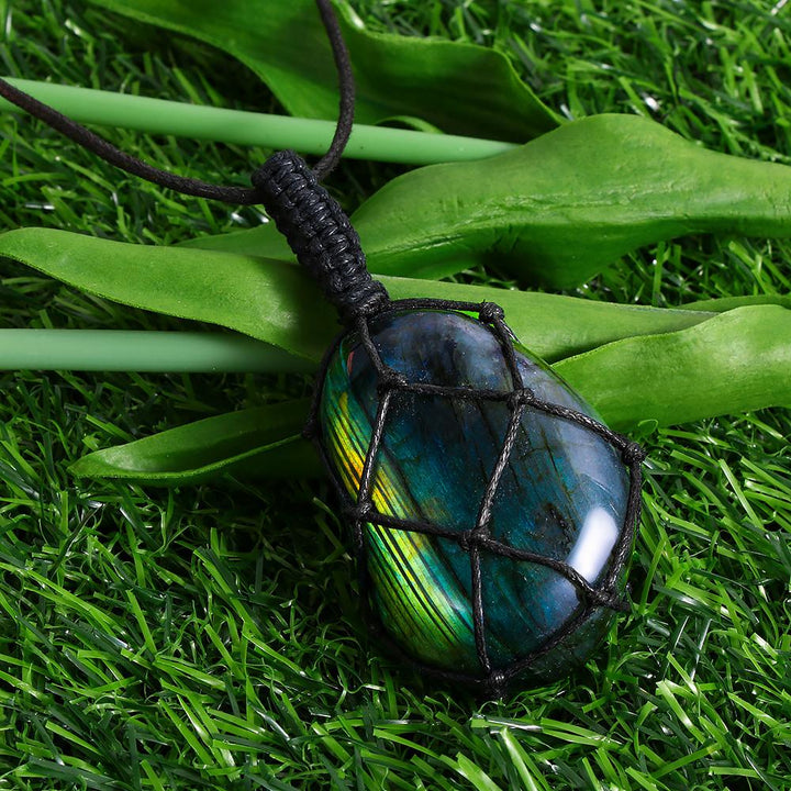 Damen trägt mystische Labradorit Drachenherz Halskette als eleganten Schutzschmuck. Spirituell & schön.