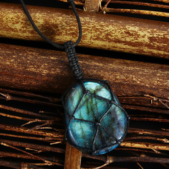 Mystische Damenhalskette: ovaler Labradorit Drachenherz Anhänger. Handgemachter spiritueller Schutzschmuck.