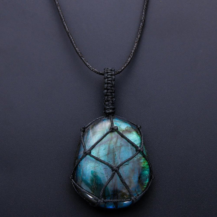 Damen Labradorit Drachenherz Halskette, ovaler Edelstein-Anhänger. Mystischer Schutzschmuck für Frauen.