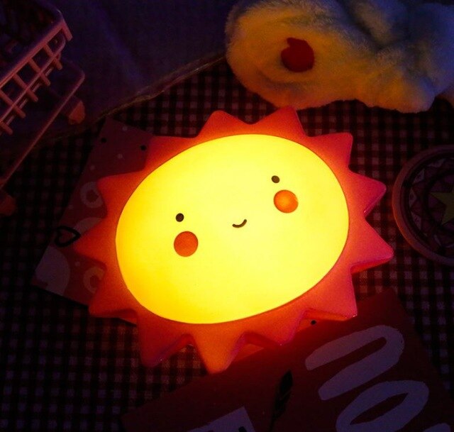 Modernes LED Nachtlicht für Kinderzimmer, mit Mond & Sterne. Timerfunktion für süße Träume von Babys.