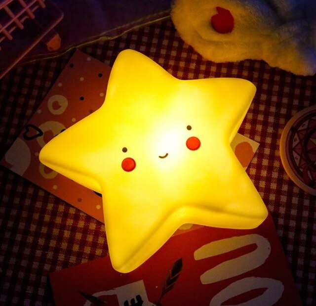 Süßes LED Nachtlicht mit Mond- und Sternenmotiv. Unterstützt den Schlaf im Kinderzimmer.