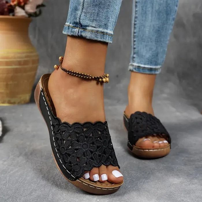 Frontansicht der floralen Delilah Damen Sandalen, bequeme offene Sommerschuhe.
